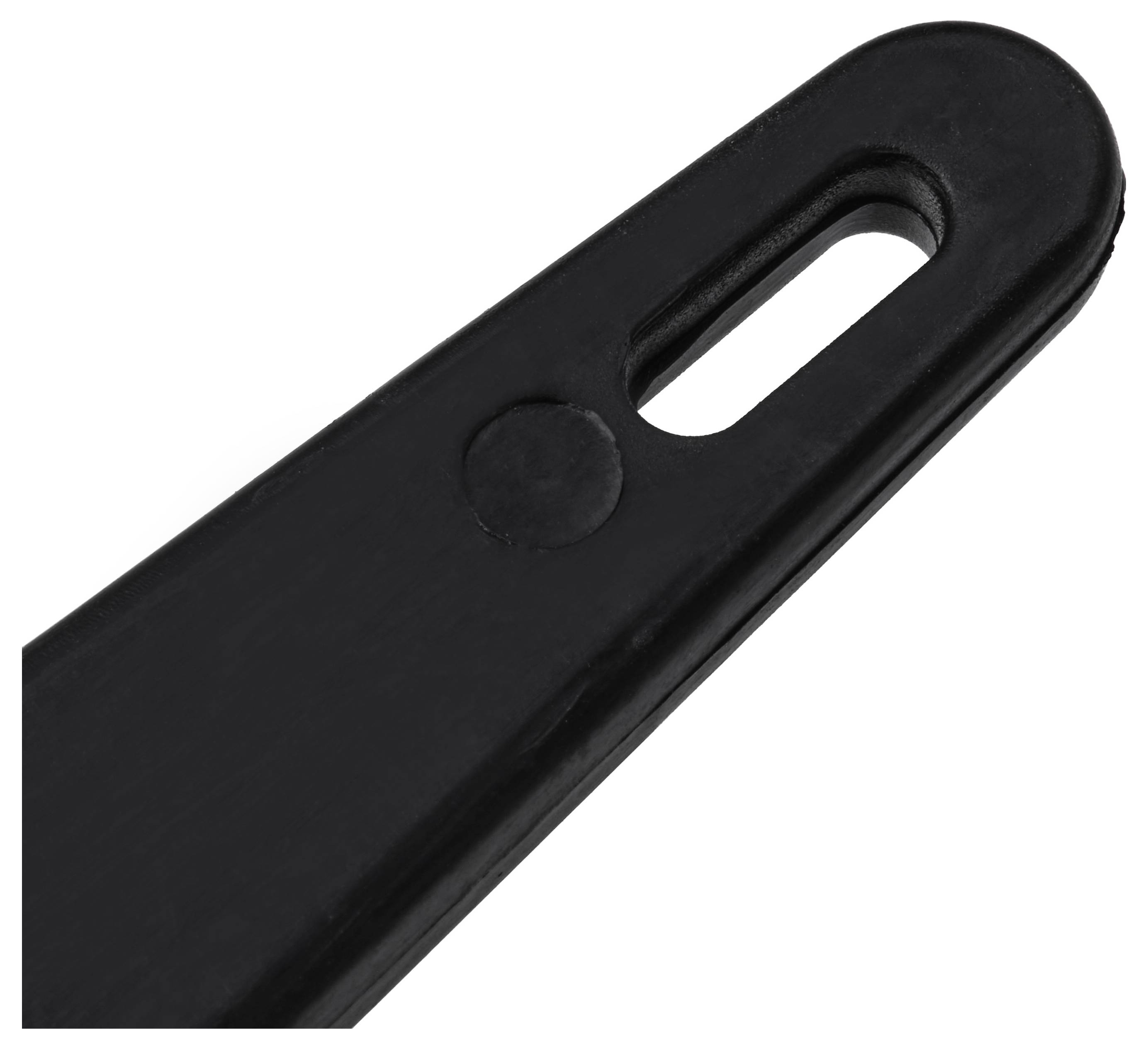 Detailní snímek černého plastového pásu nebo madla s podlouhlým otvorem poblíž zaoblené konce, zobrazený na bílém pozadí.