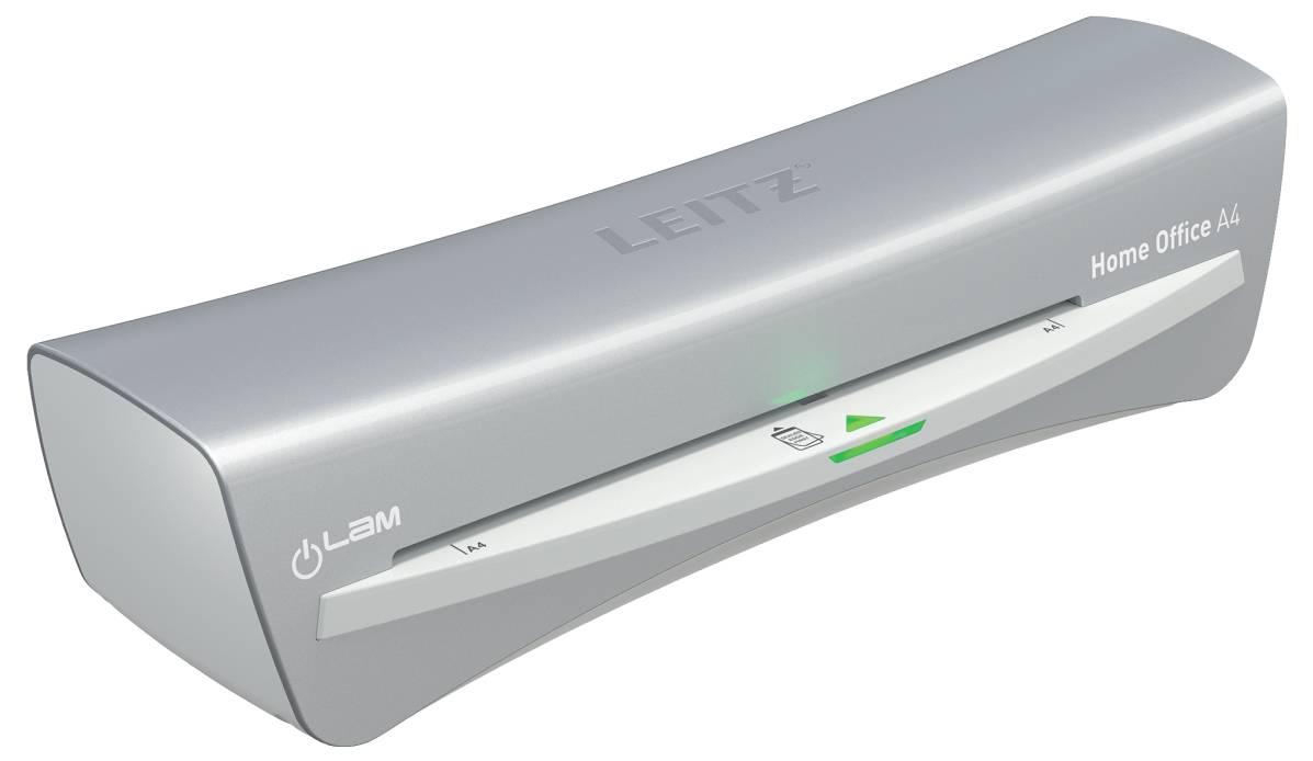 'Stříbrná laminovačka Leitz označená Home Office A4, zapnutá, se vstupem na listy a LED indikátory.'