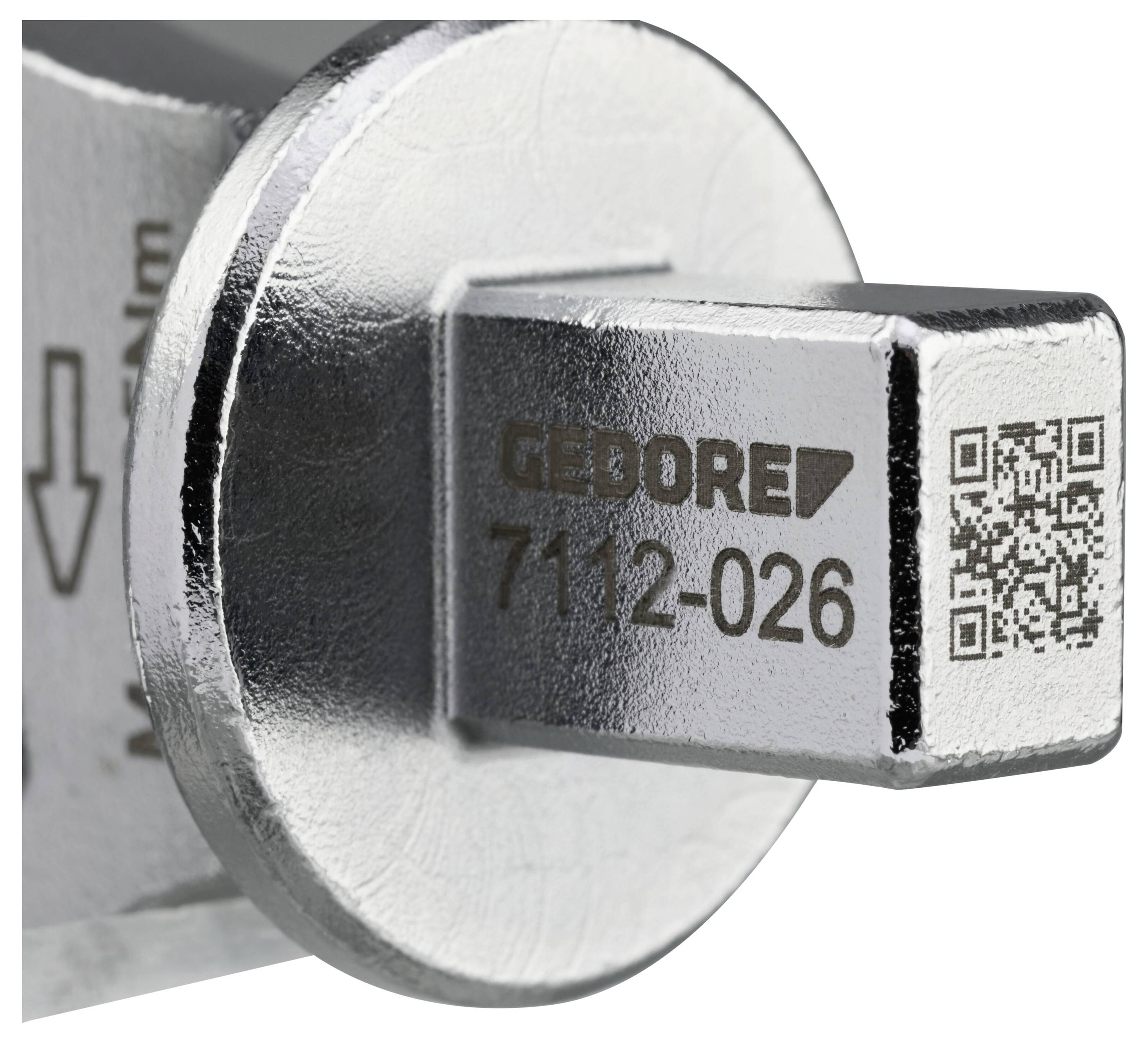 Detailní záběr kovového nástroje s vyrytým nápisem 'GEDORE 7112-026' a QR kódem na jeho povrchu, zdůrazňující značku a číslo modelu.