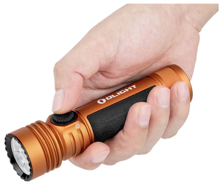 Ruka drží oranžovou svítilnu Olight s texturovanou černou rukojetí, palec na bočním tlačítku, která vykazuje její kompaktní a robustní design.