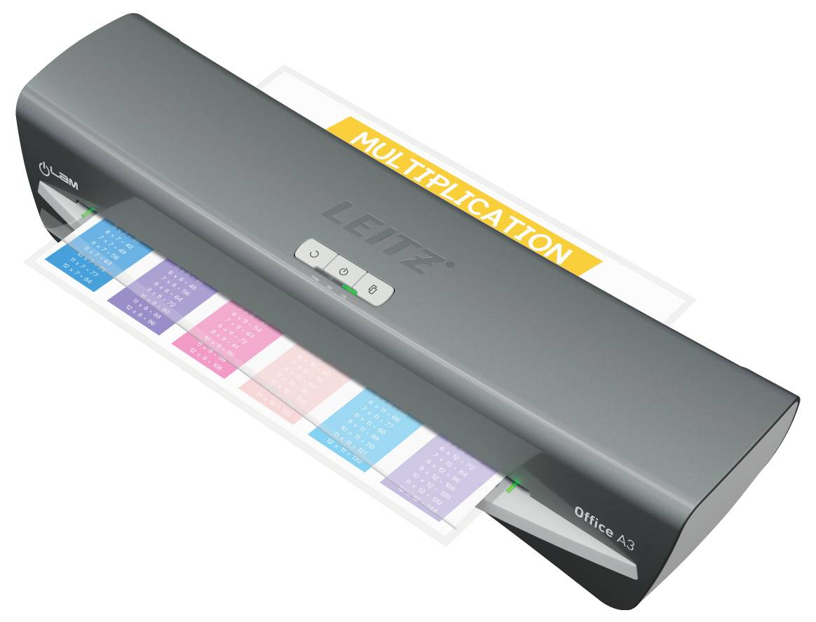 Laminátor Leitz Office A3 v provozu, laminující barevnou tabulku násobení.