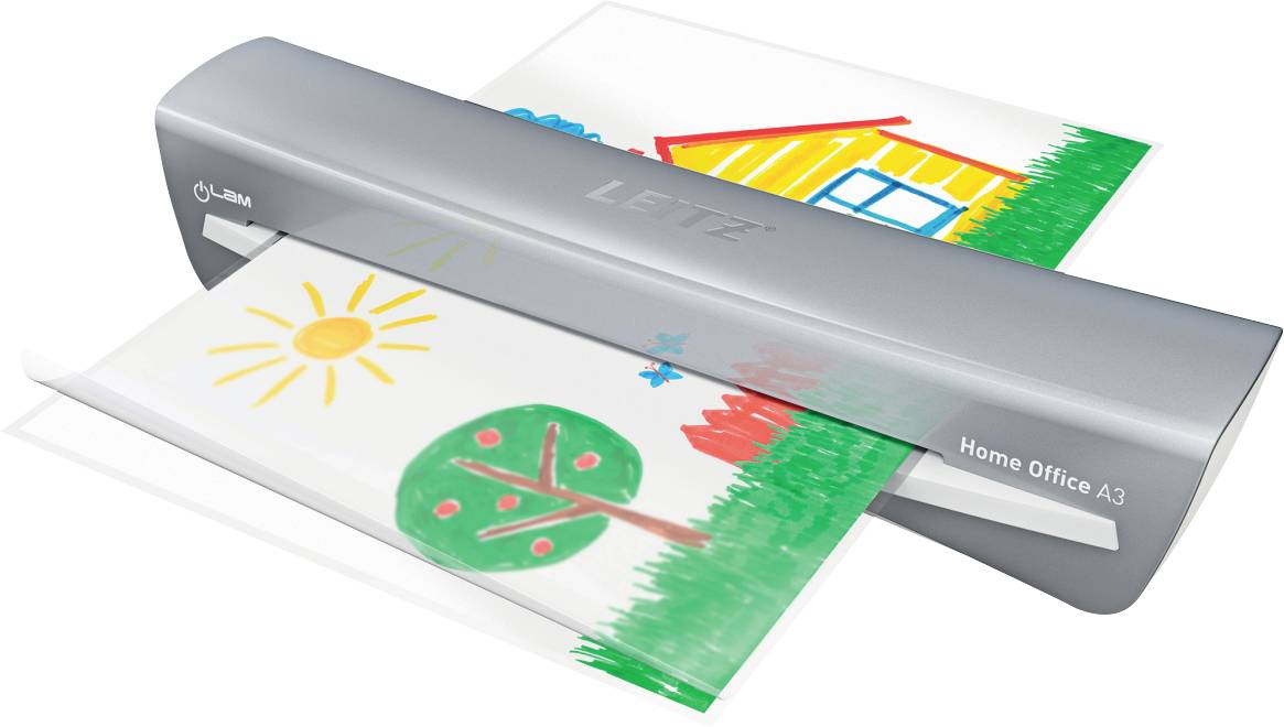 Šedý laminovací stroj zpracovávající barevný dětský nákres s domem, sluncem a stromem, označený 'Leitz Home Office A3'.