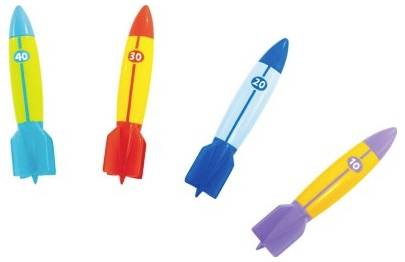 Čtyři barevné hračkové rakety s bodovými hodnotami: žlutá 40, oranžová 30, modrá 20 a fialová 10.
