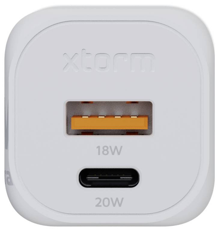Bílá nástěnná nabíječka Xtorm s dvěma porty: oranžový USB-A port označený '18W' a černý USB-C port označený '20W'.