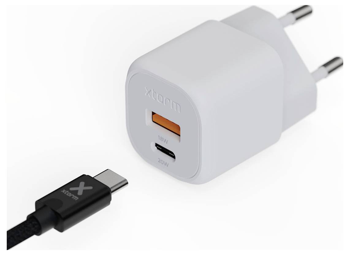 Bílá zásuvková nabíječka s porty USB-C a USB-A, označená 18W a 20W, zobrazená s kabelem USB-C.