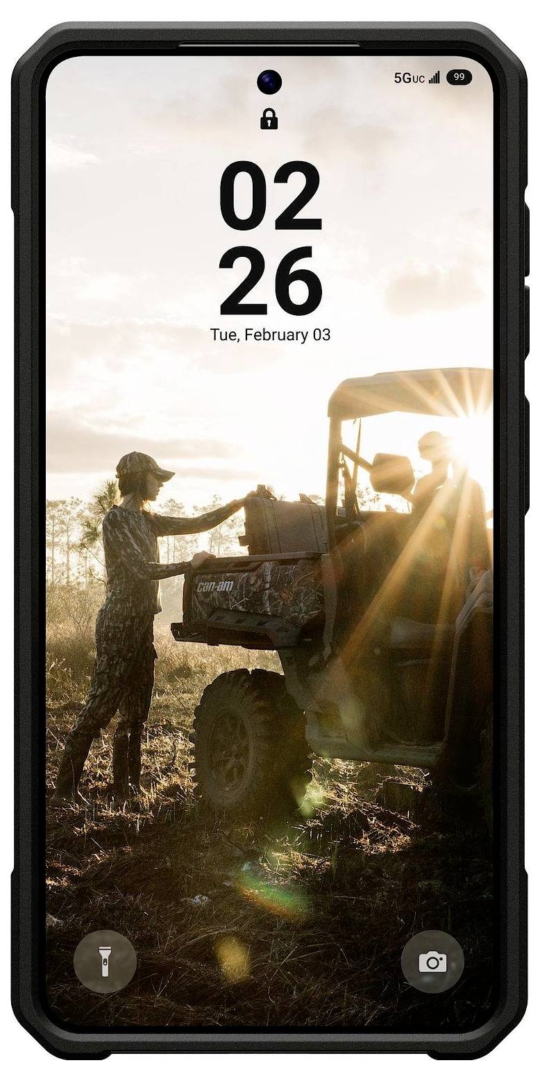 Chytrý telefon s tapetou horské krajiny, velké hodiny ukazující '02:26' a v horní části zobrazené úterý, 3. února.