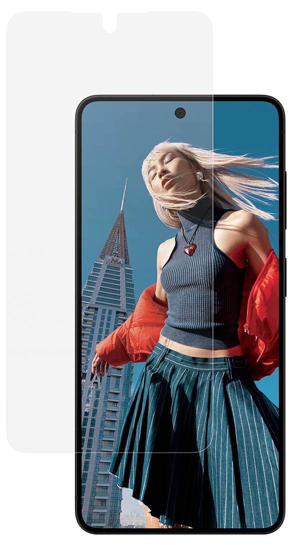 Smartphone zobrazující módní obrázek osoby tančící před mrakodrapem, oblečené v červené bundě a pruhované sukni v slunečný den.