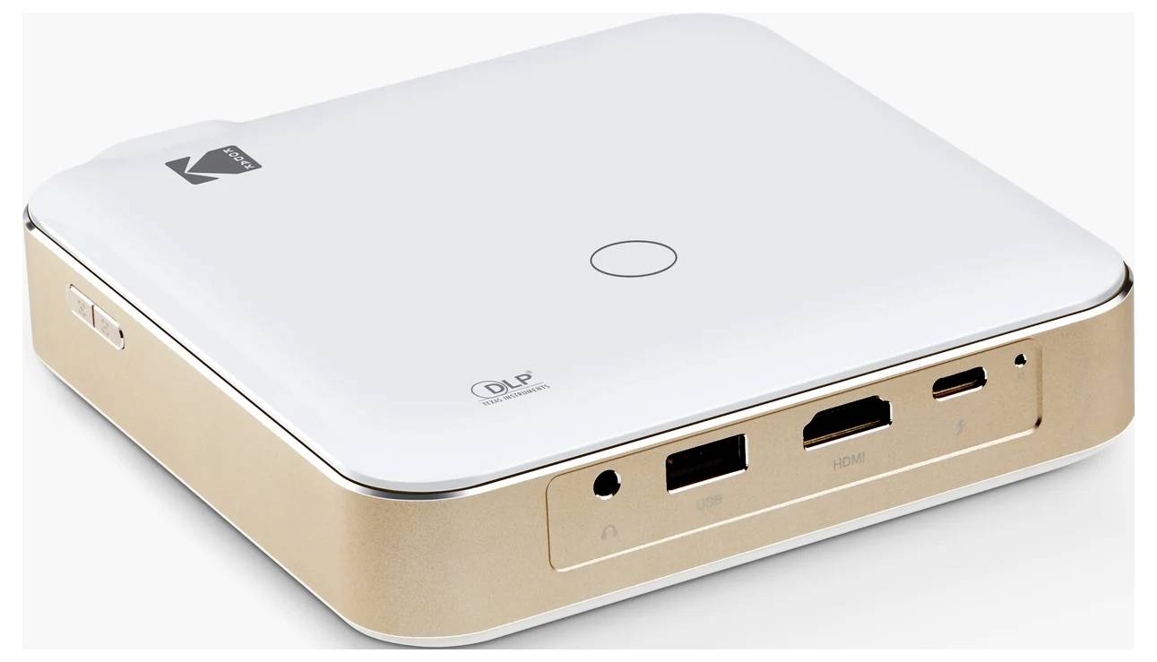 Kompaktní, přenosný projektor se vstupy HDMI a USB na soclu s zlatým lemováním, vybavený jednoduchým kulatým tlačítkem na vrcholu.