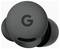 Detailní snímek černých bezdrátových sluchátek s písmenem G na nich.