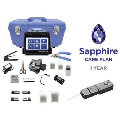 Sada 'FiberMASTER Toolkit' s nástroji: spojovací zařízení, řezací nástroje, testovací měřidla. Zahrnuje 'Sapphire Care Plan 1 Year' (Plán péče Sapphire na 1 rok). Zobrazeno modré přepravní pouzdro.