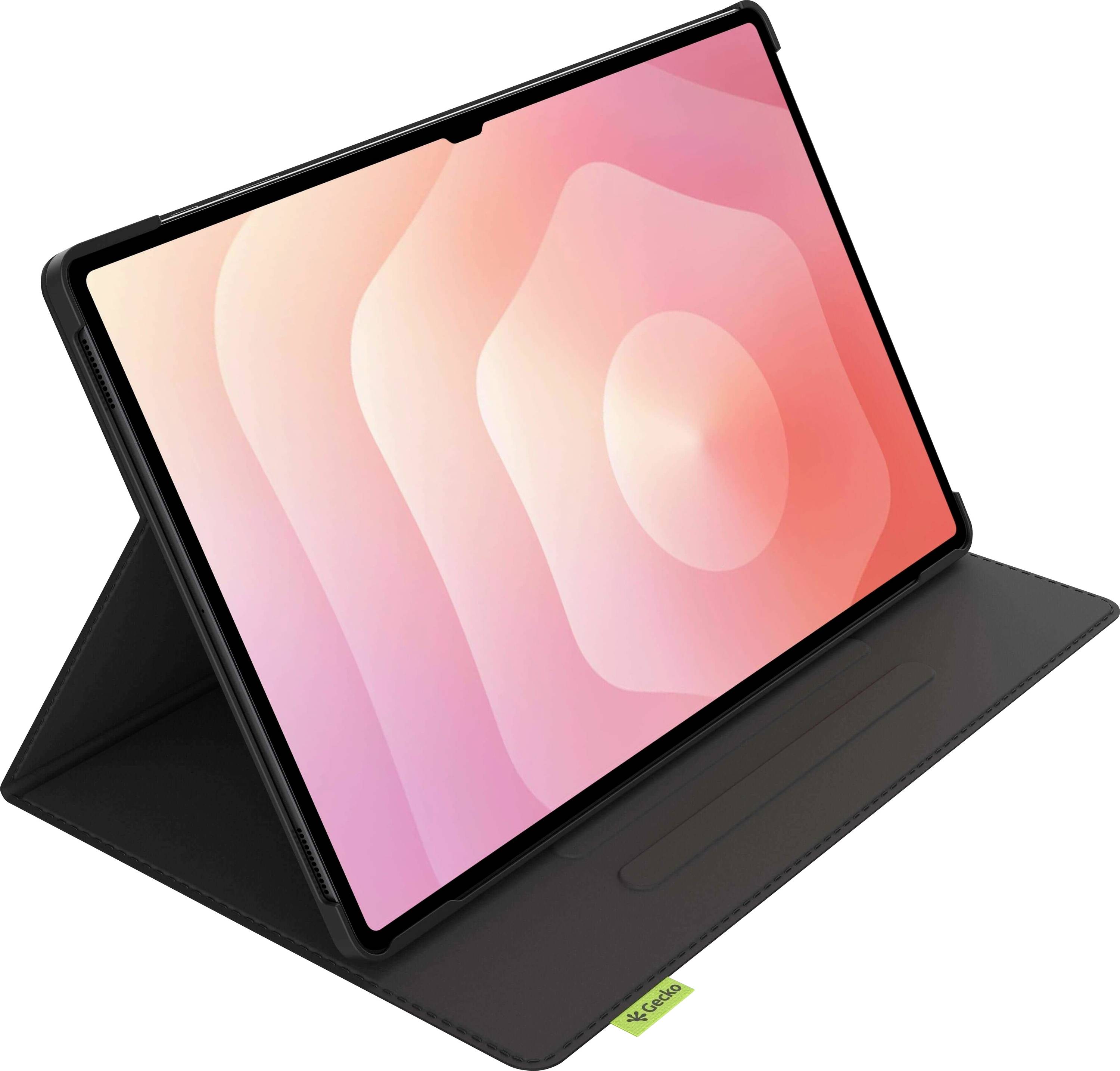 Tablet v černém pouzdře je zobrazen v úhlu. Obrazovka zobrazuje růžový abstraktní vzor s koncentrickými vlnami.