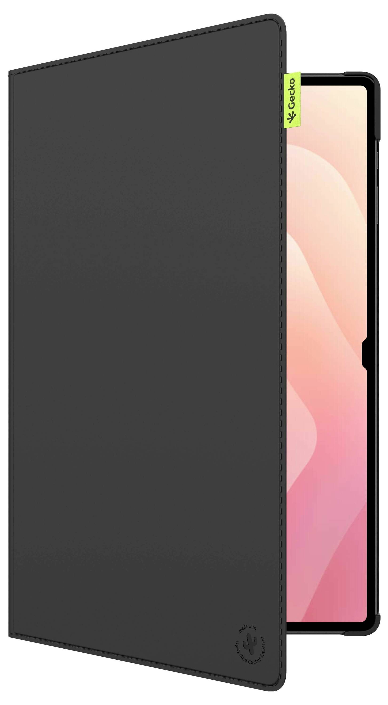 Tablet s růžovou obrazovkou je částečně zakrytý černým pouzdrem folio. Pouzdro má zelenou záložku s logem blízko horního okraje.