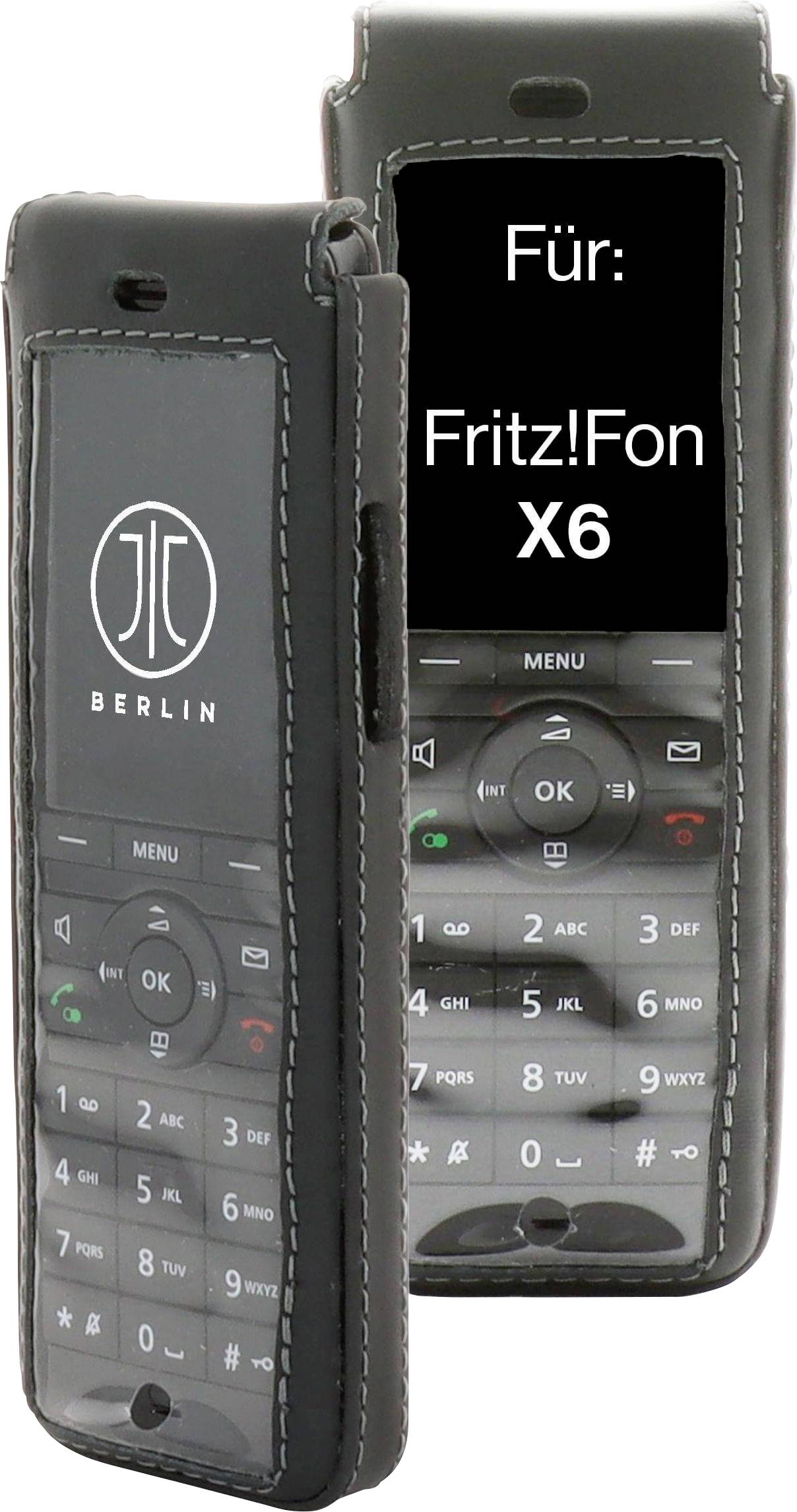 Obrázek znázorňuje kožené pouzdro pro Fritz!Fon X6 se stehem. Telefon se zobrazovanou nabídkou s klávesnicí je částečně vložen.