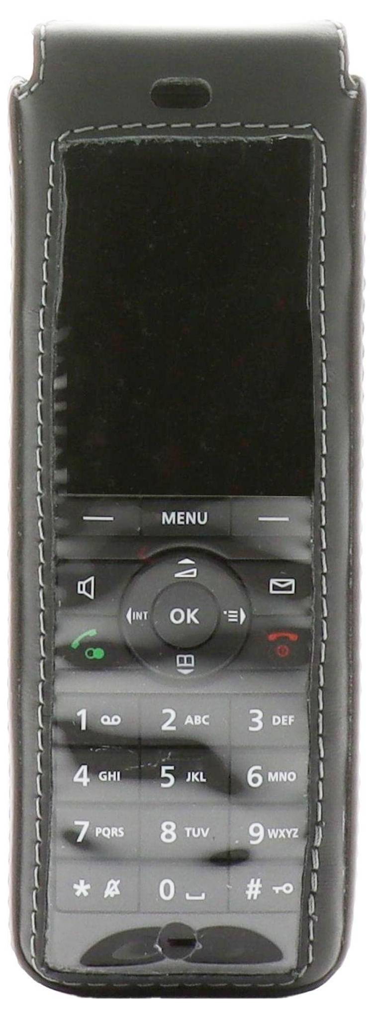 Detailní snímek černého telefonu s numerickou klávesnicí v kožené pouzdře, zobrazující tlačítka s čísly 0-9, "Menu", OK a základní navigací.