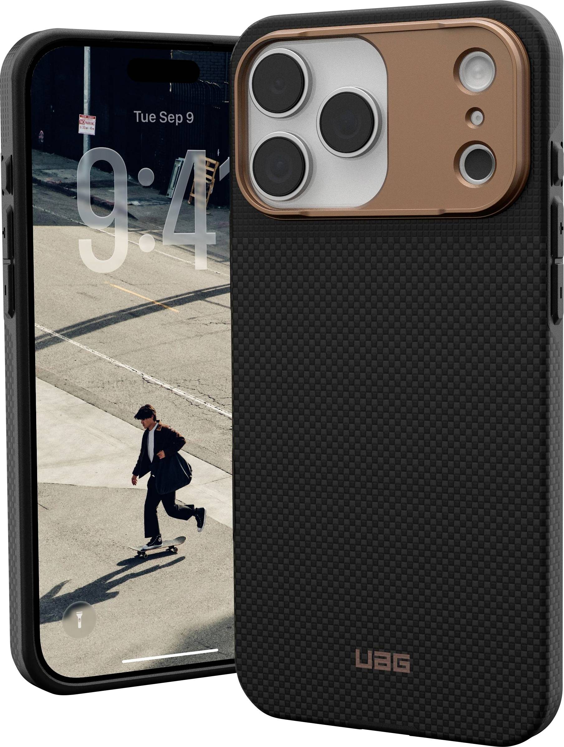 Smartphone s pouzdrem na fotoaparát obsahujícím tři objektivy a blesk. Obrazovka zobrazuje osobu na skateboardu s časovým displejem zobrazujícím '9:44'.