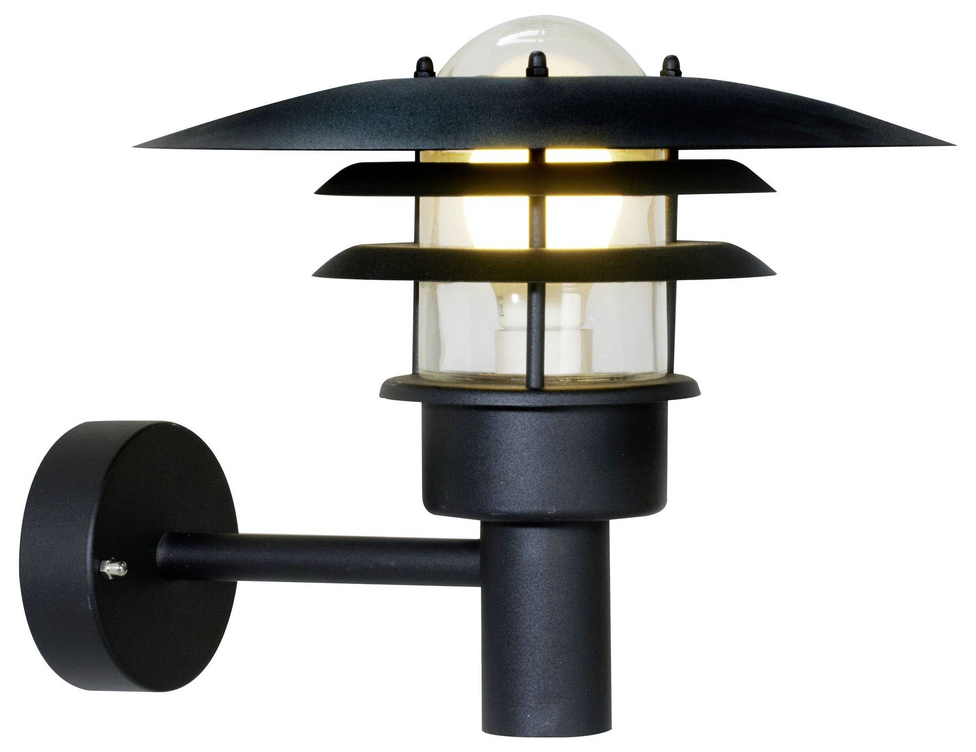 Moderní černá nástěnná venkovní lampa s žijícím žárovkou, která má vrstvené kovové stínítko pro elegantní, současný design.