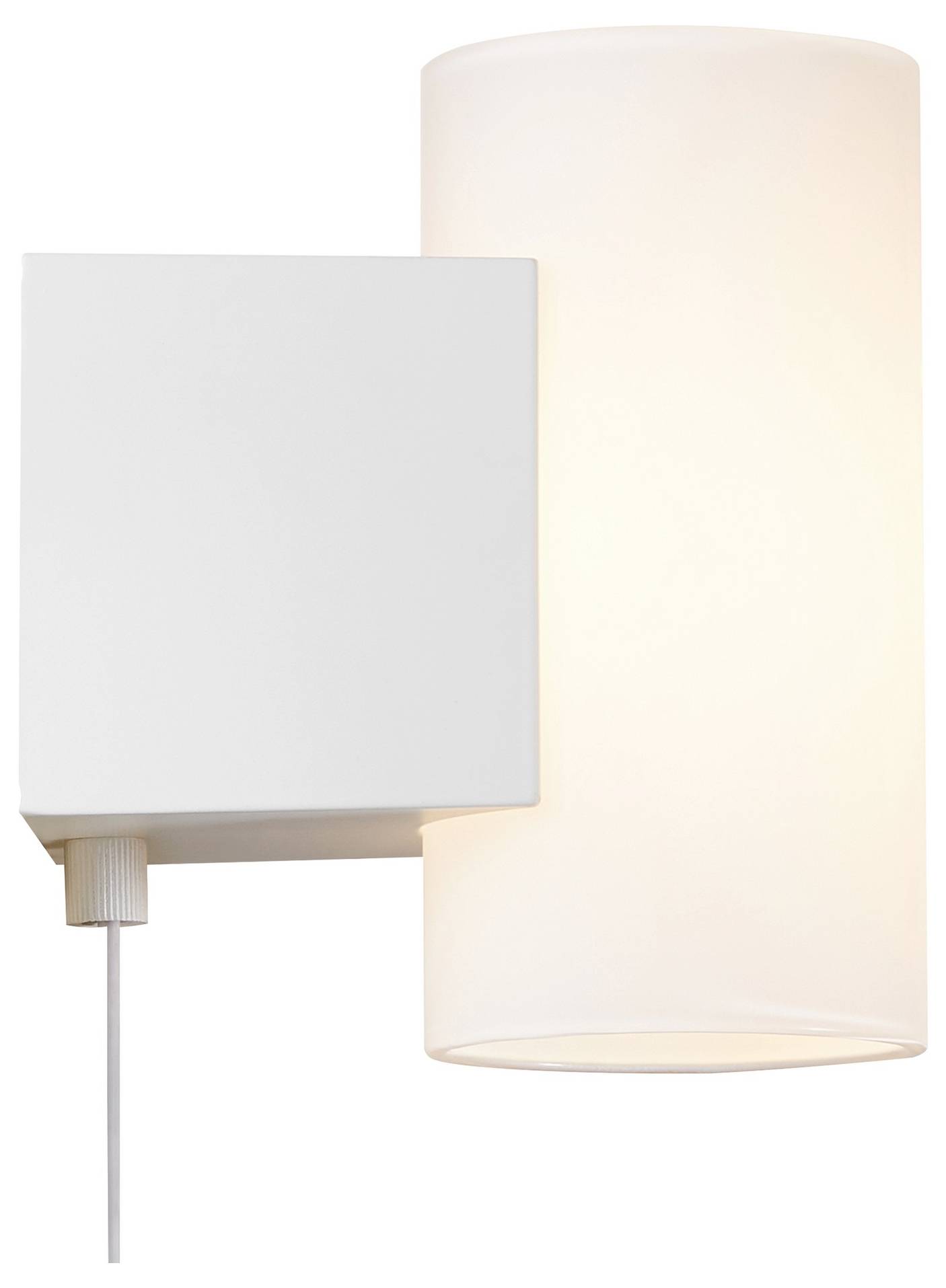 Bílá nástěnná lampa s válcovitým stínítkem vyzařuje měkké, teplé světlo; na levé straně je vybavena kabelem s vypínačem.