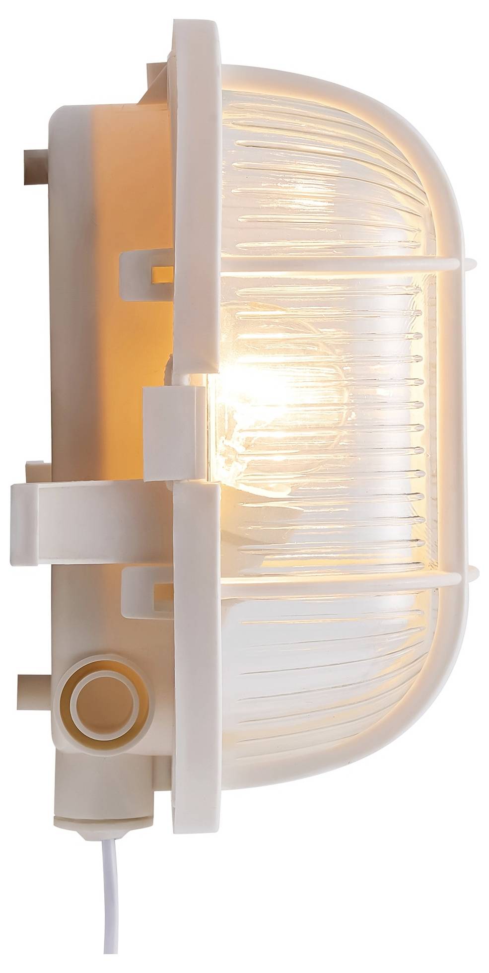 Boční pohled na osvětlenou, oválně tvarovanou stěnnou lampu s mřížkou a matným skleným krytím, vyzařující teplý lesk.