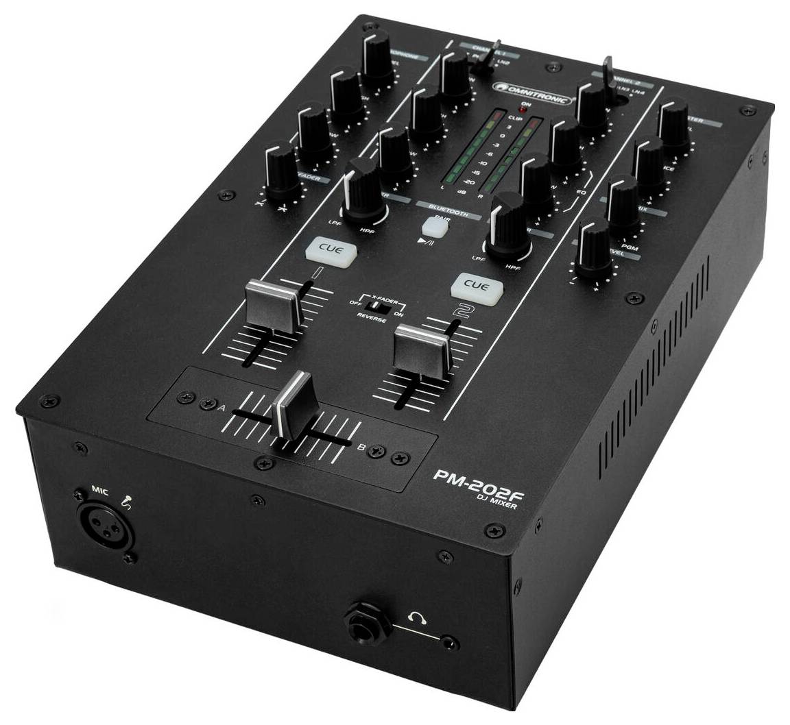 Černý DJ mixér s více knoflíky, fádry a porty vstupu/výstupu, navržený pro míchání zvukových signálů v profesionálním prostředí.