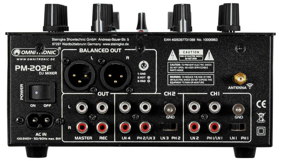 'Zadní pohled na DJ mixér model PM-202F, zobrazující různé porty vstupů/výstupů včetně vyvážených výstupů, vstupů kanálů, napájecího zdroje a knoflíků.'