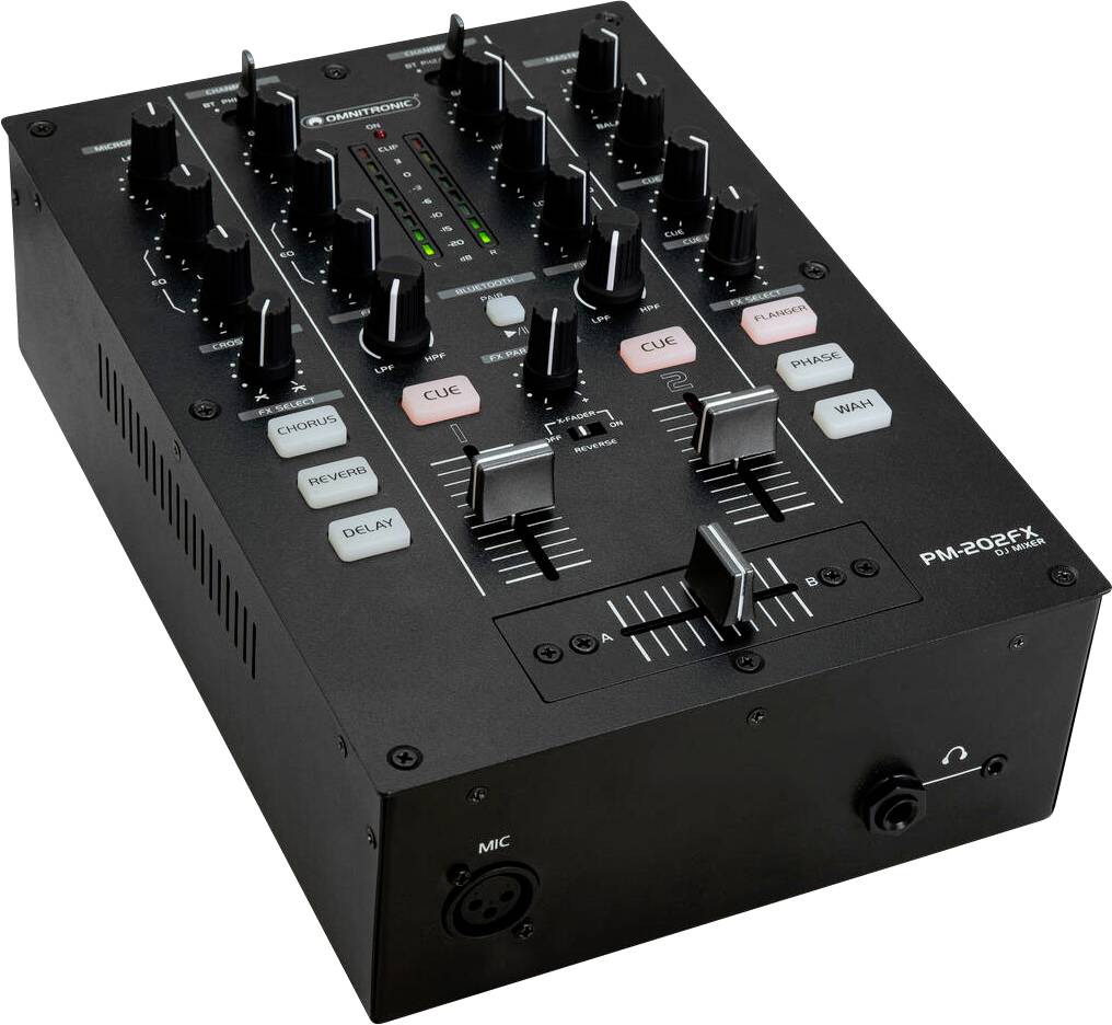 Černý zvukový mixér s různými knoflíky, tlačítky a posuvníky označenými pro funkce jako "CUE", "CHORUS" a "PHASE" s jackem pro sluchátka.