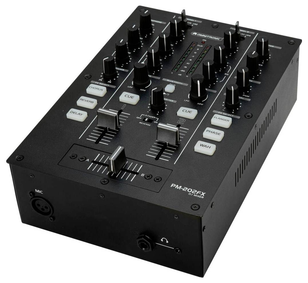 Černý audio mixér s různými knoflíky, posuvnými prvky a tlačítky. Ovládací prvky zahrnují hlasitost, vyvážení a nastavení speciálních efektů.