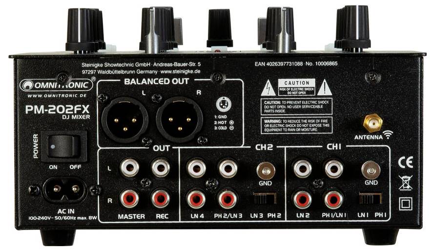 Zadní panel "Omnitronic PM-202FX DJ Mixeru" zobrazující vyvážené výstupy, vstupní kanály, nastavení napájení a možnosti antény.