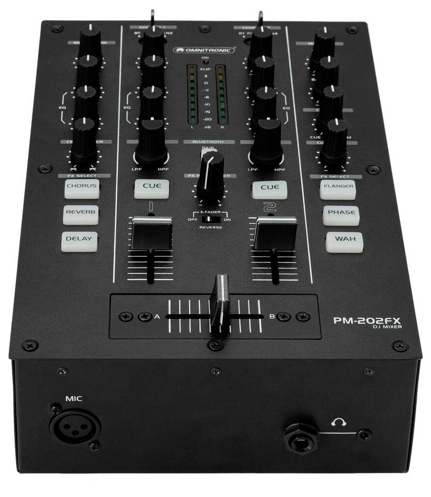 Černý DJ mixér s více knoflíky, posuvníky a tlačítky, včetně označení efektů jako "Chorus", "Reverb" a "Delay".