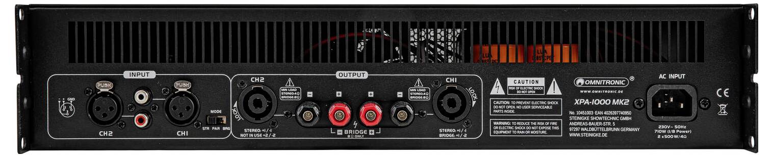 Zadní panel audio zesilovače se vstupními a výstupními konektory, včetně XLR a reproduktorových svorkových konektorů, spínače napájení a upozorňujícího štítku.