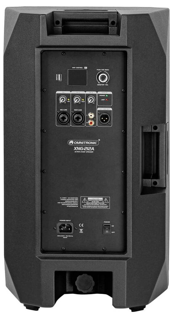 Obrázek ukazuje zadní panel černého reproduktoru Omnitronic XKB-212A s více vstupními/výstupními porty a ovládacími knoflíky.