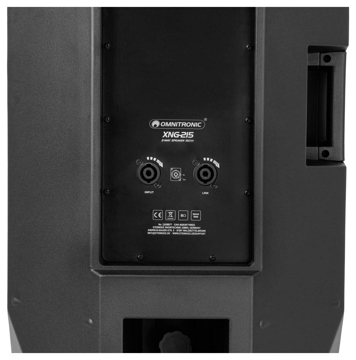 Zadní panel reproduktoru s vstupními porty a porty připojení označený 'Omnitronic XMG/215.'