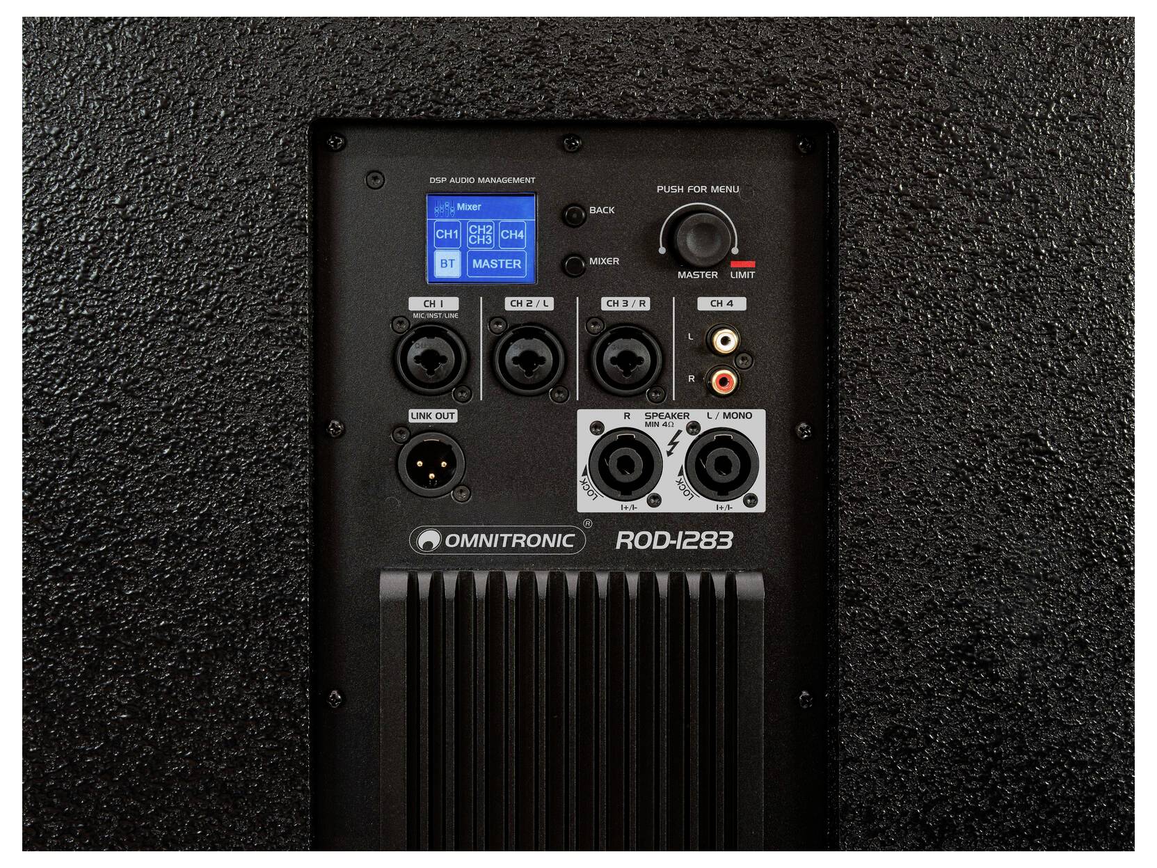 Obrázek ukazuje zadní panel reproduktoru Omnitronic ROD-12B3 s různými vstupními/výstupními porty, prvky ovládání a spínačem napájení.