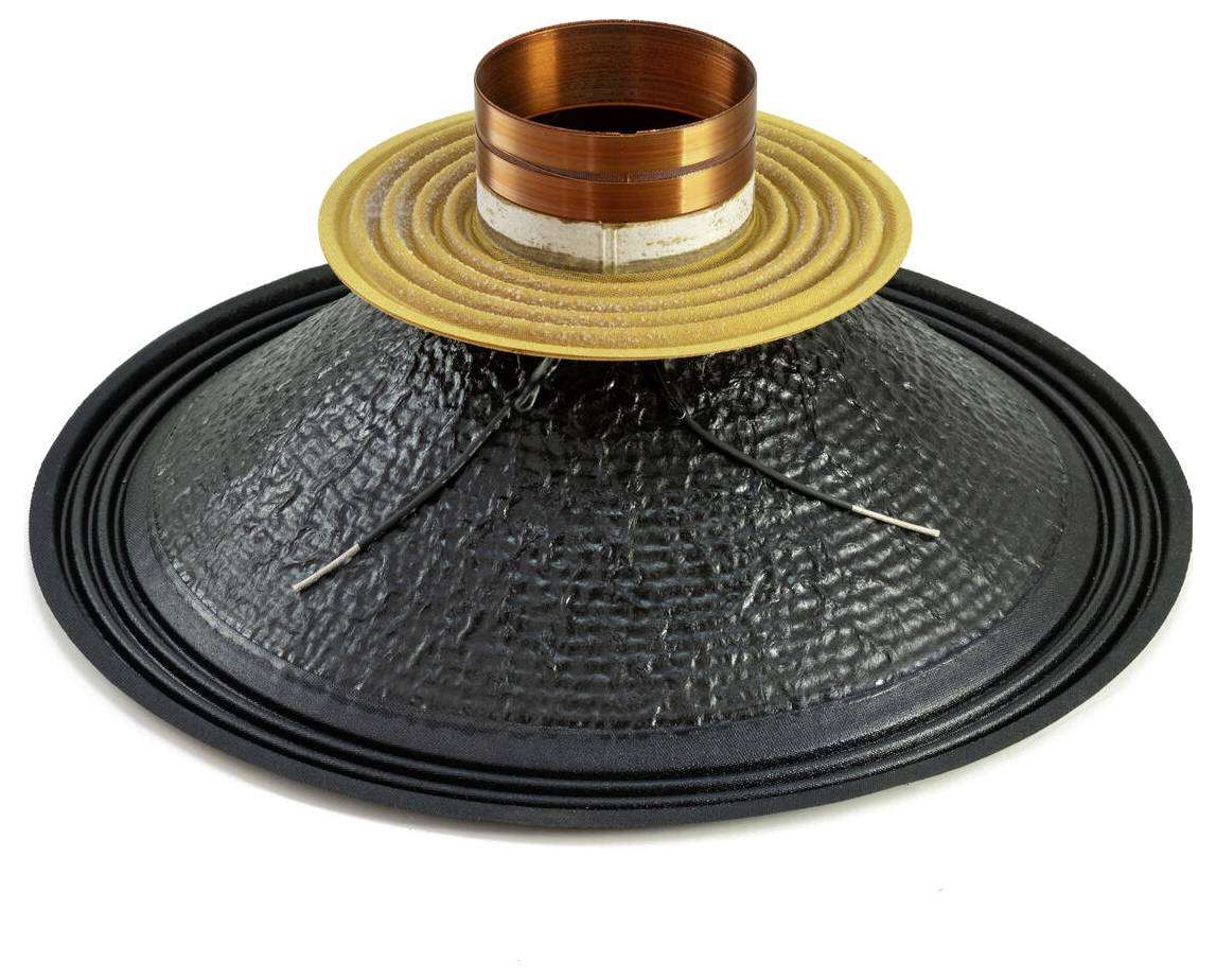 Uzavřený, černobílý kufřík se černou rukojetí, který se pravděpodobně používá k přenášení nástrojů nebo vybavení.