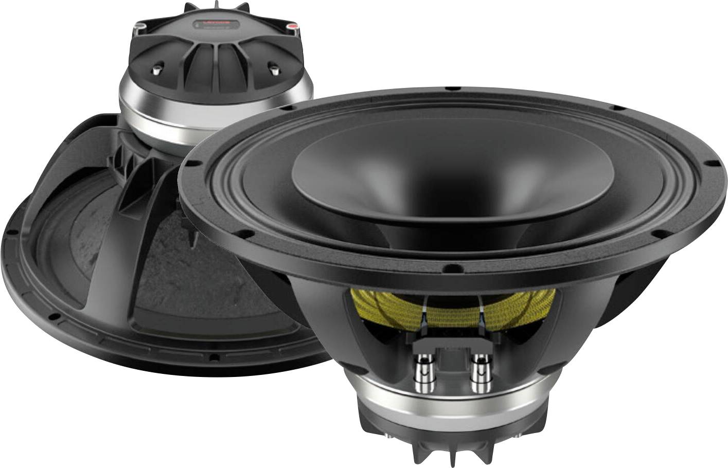 Dva černé subwoofery reproduktorů, jeden stojící vzpřímeně a druhý nakloněný, s kovovými detaily a viditelným designem membrány, na bílém pozadí.