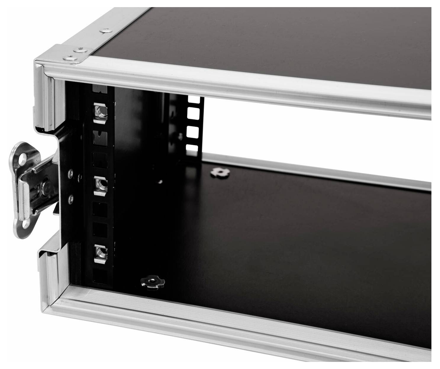 Otevřený černostříbrný kovový rack mount box s prázdnými sloty a zámkovacím mechanismem na levé straně.