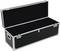 Černý obdélníkový úložný kufr s kovovým rámem a otevřeným víkem, které ukazuje jeho prostorný interiér. Na stranách jsou viditelné rukojeti.
