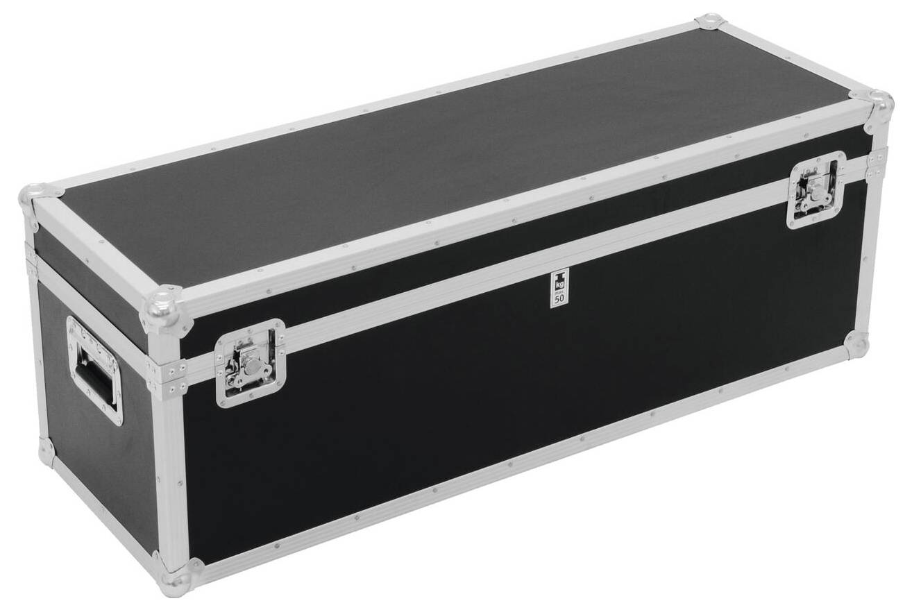 Černý obdélníkový přepravní kufr na vybavení s kovovými hranami, uchy a zámky, určený k ochraně a přepravě předmětů.