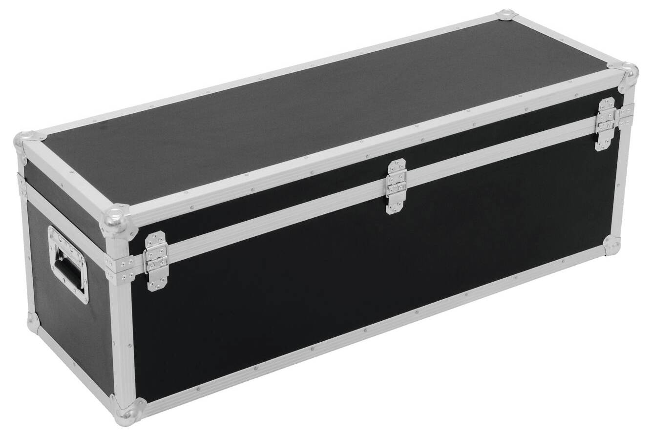 Černá úložná truhla se stříbrnými zámky a zesíleným rohy a okraji, vybavená bočním madlem pro snadné přenášení.