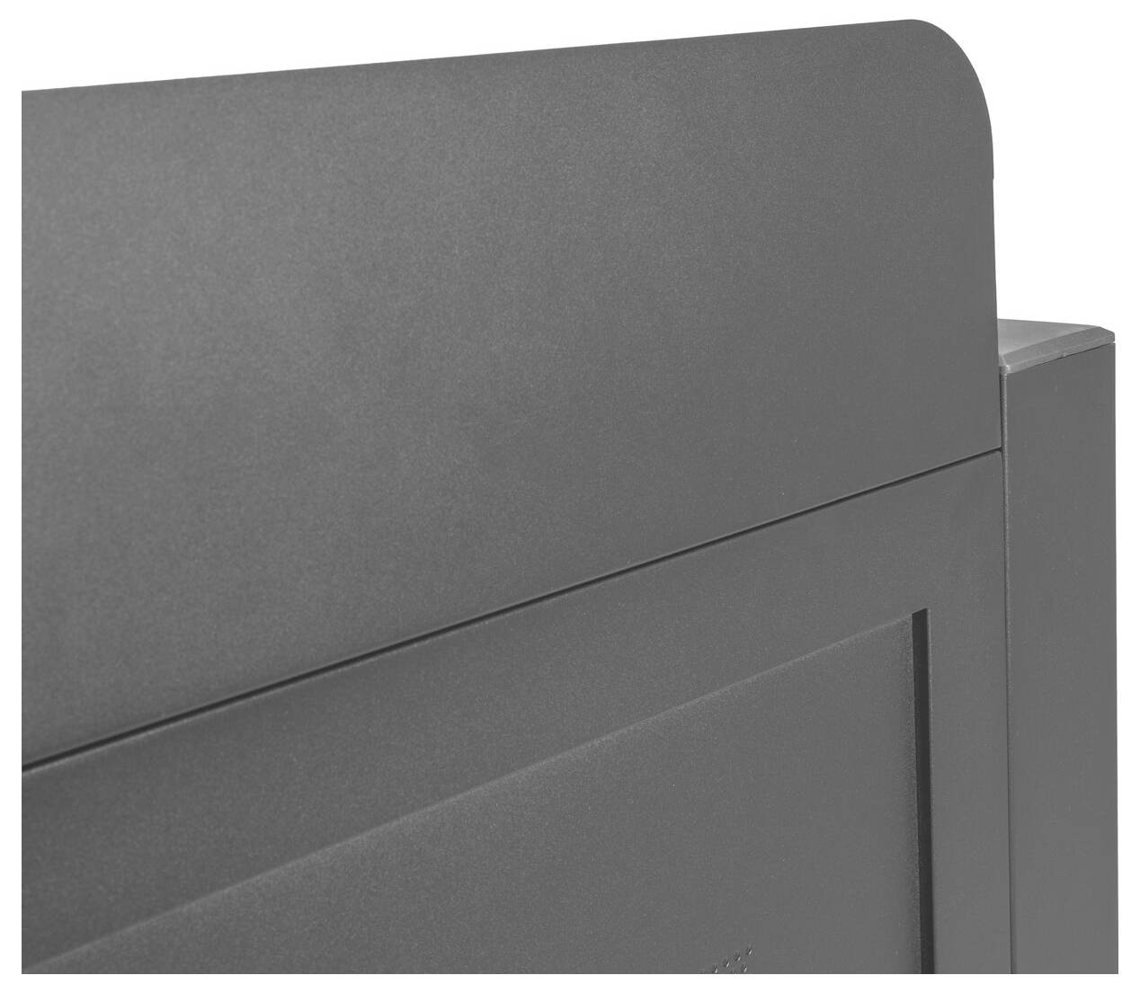 Detailní záběr na šedý kovový panel s hladkou, zaoblenou horní hranou, zobrazující část stěny nebo kus nábytku v minimalistickém stylu.
