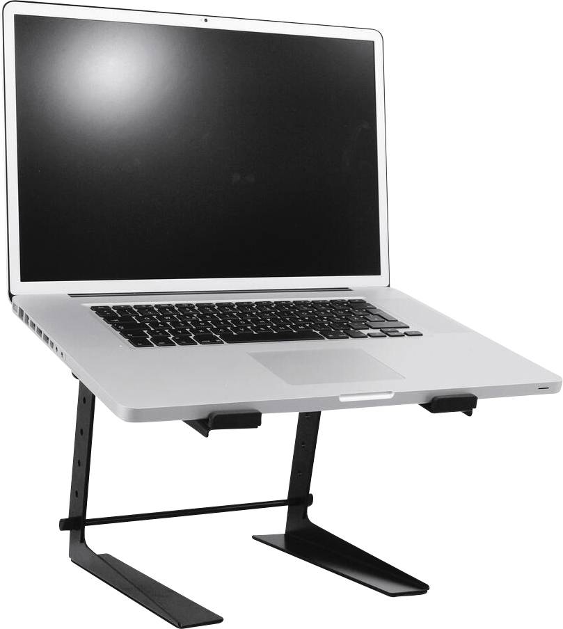 Stříbrný laptop je umístěn na černém nastavitelném stojanu, který jej zvedá pro ergonomické použití. Obrazovka je prázdná a nezobrazuje žádný obsah.