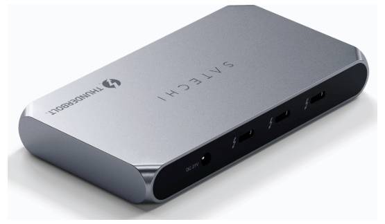 Elegantní stříbrný USB-C dok s více porty, včetně HDMI a USB, označený 'Satechi' pro připojování zařízení a periferií.