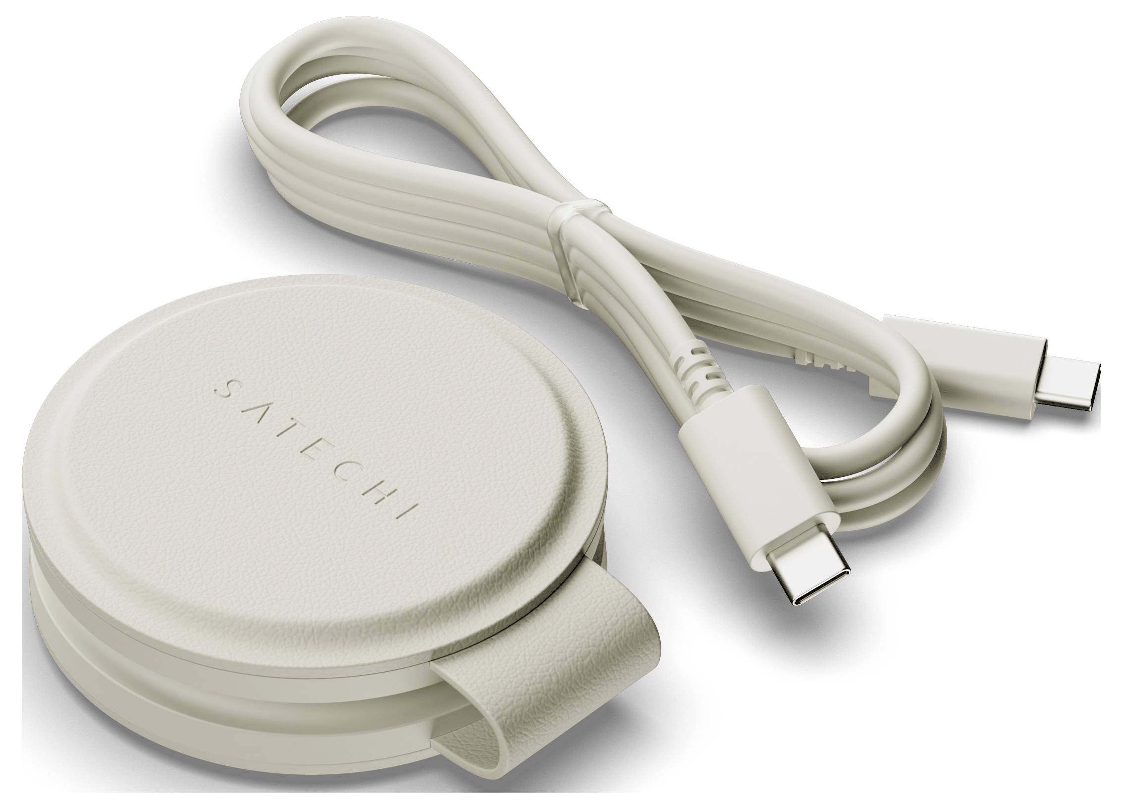 Kulatá bezdrátová nabíječka s připojeným kabelem USB-C, která se vyznačuje minimalistickým designem. Na vrcholu je vyraženo jméno značky 'Satechi'.