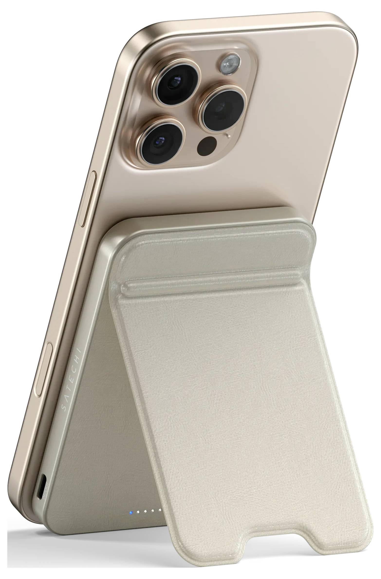 Zlatý chytrý telefon s připojenou baterií MagSafe, opřený o vestavěný stojan, který zdůrazňuje jeho přenositelnost a pohodlí.