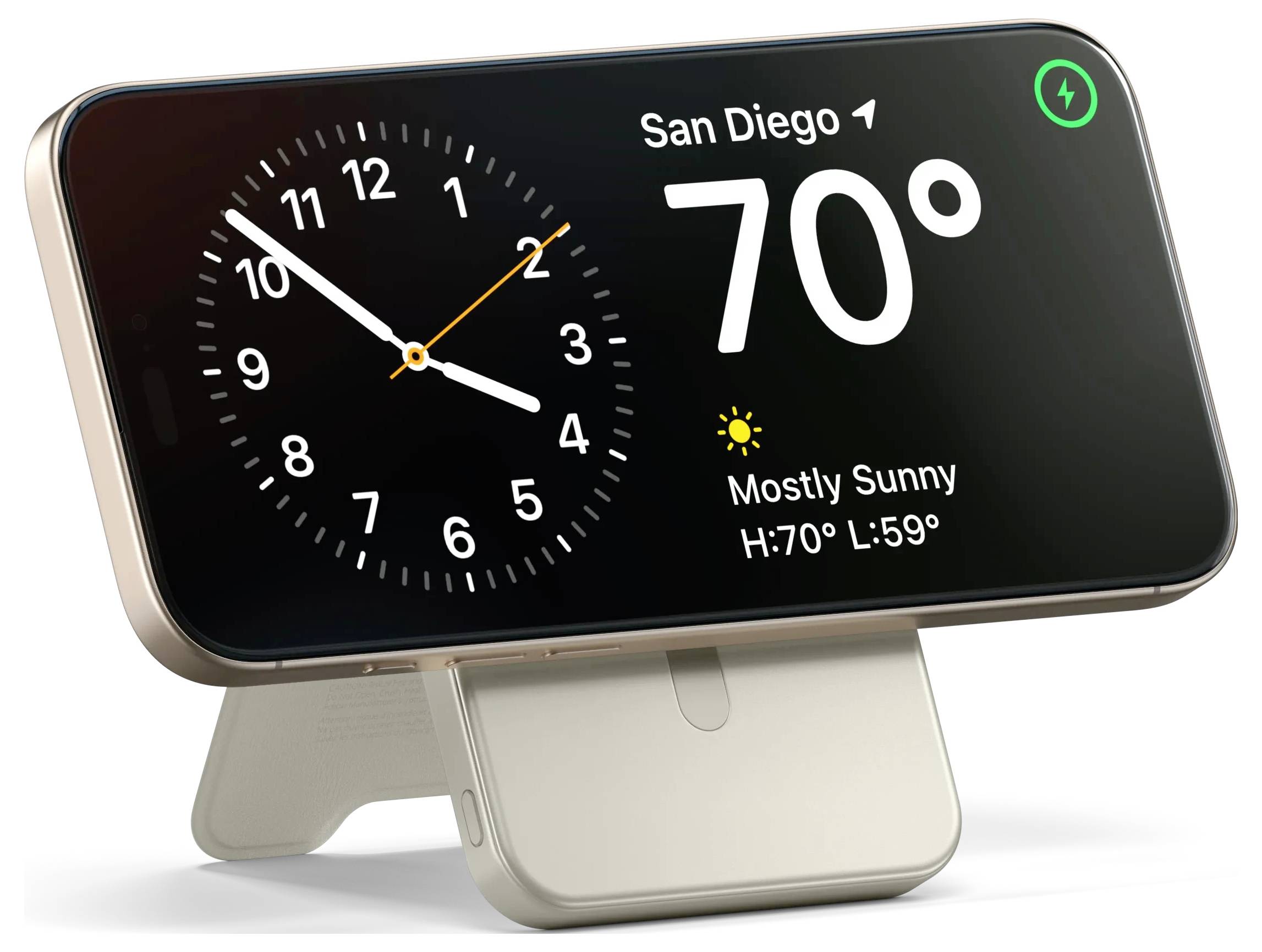 Smartphone na stojanu zobrazuje velké hodiny a informace o počasí: 'San Diego, 70°, Převážně slunečno, Max: 70°, Min: 59°.'