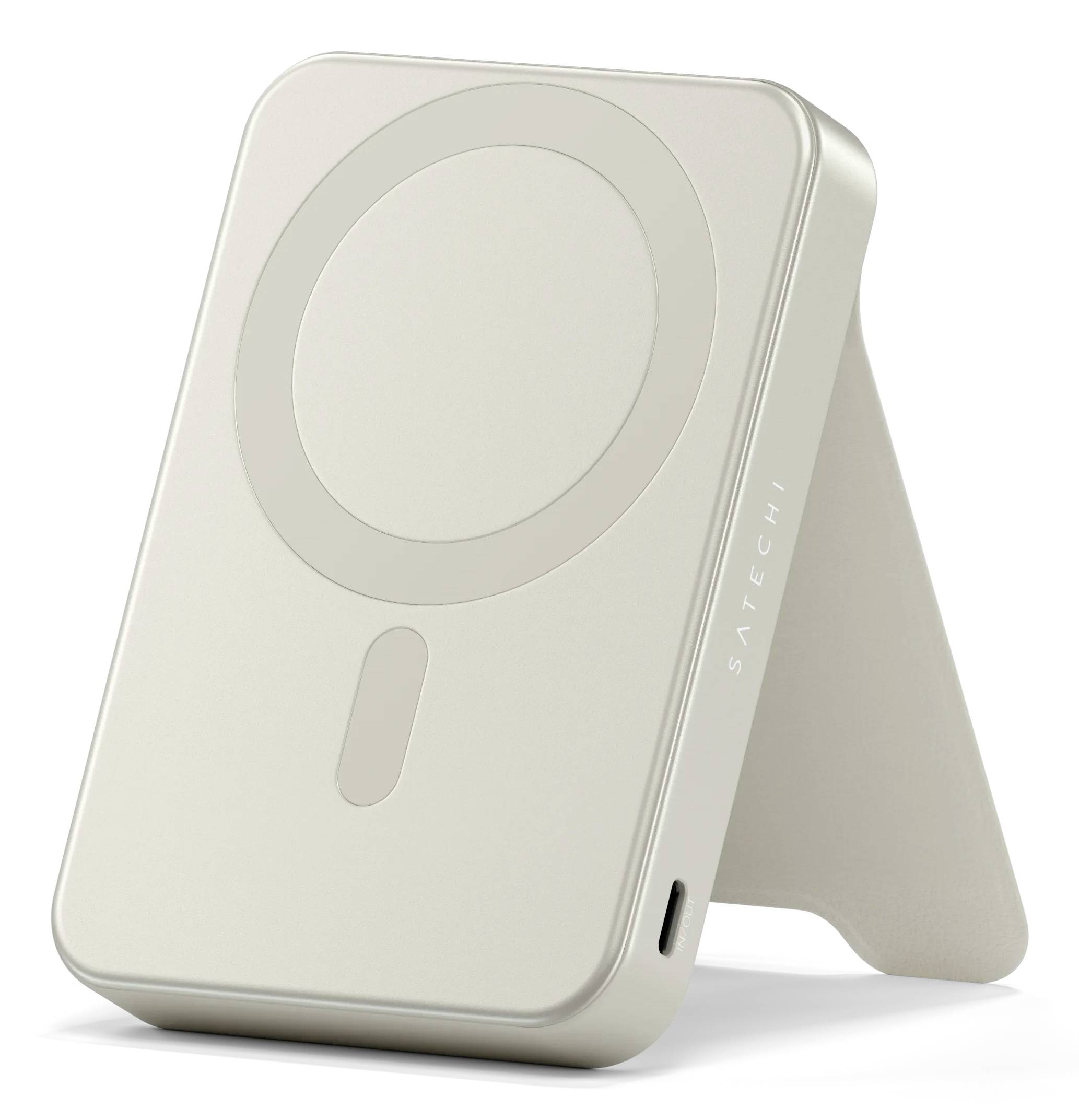 Bílý bezdrátový nabíjecí stojan Satechi se skládacím podpěrem, který vykazuje minimalistický design a kompatibilitu s MagSafe.