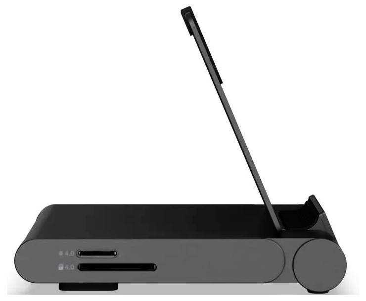 Černá přenosná dokovací stanice s otočným šikmým stojanem na displej a předními porty USB, zobrazena na bílém pozadí.