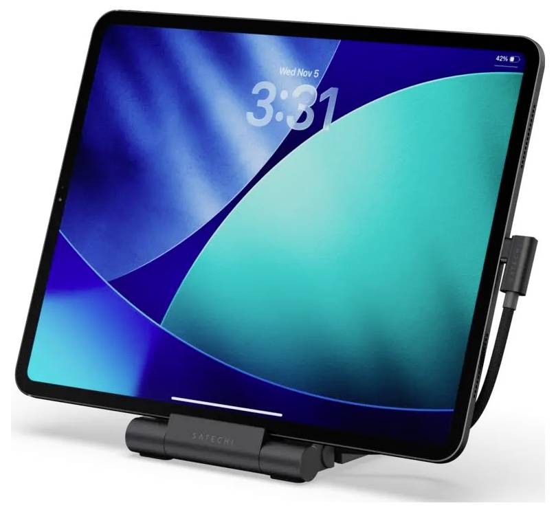 Tablet v nabíjecím stojanu zobrazující zamykací obrazovku s časem 3:31 a datem St 5. listopadu.