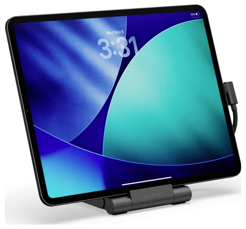Tablet na stojanu zobrazuje modré a petrolejové abstraktní pozadí s časem 3:31 a datem Středa 5. listopadu.