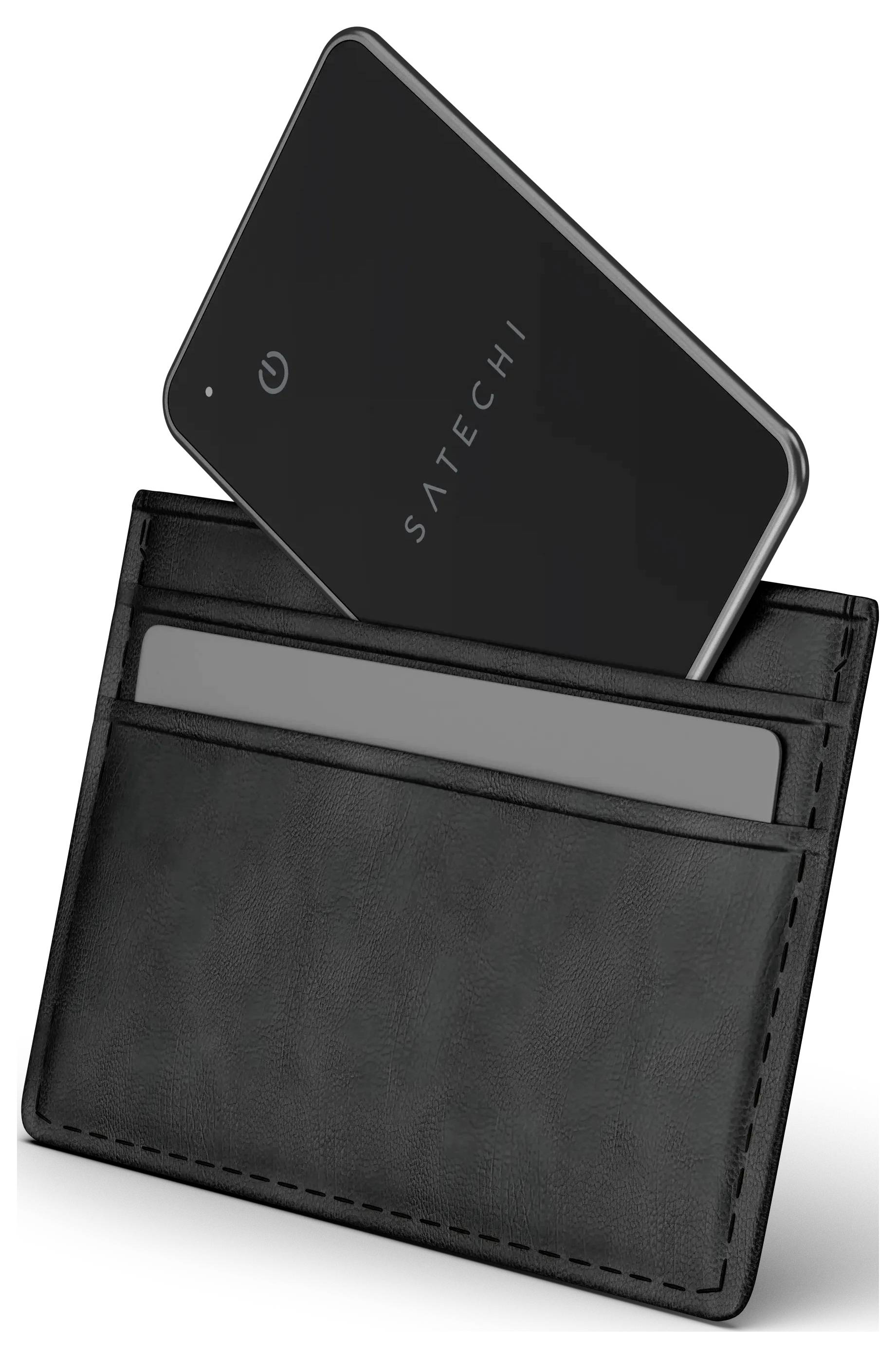 Elegantní černý obal obsahující štíhlou power banku značky Satechi a kartu, která zdůrazňuje pohodlí přenosného nabíjení.