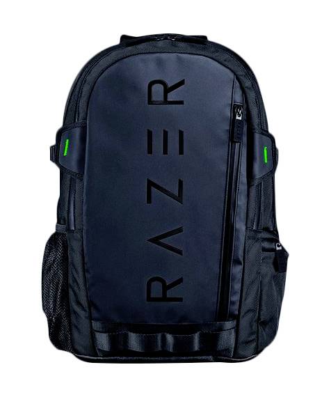Černý batoh se značkou 'RAZER' v tučných, svislých písmenech na předním kapse, se zelenými akcenty na stranách.